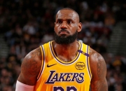 开云电子平台-詹姆斯重返赛场，锐不可当首场状态出色，掘金观众沸腾！的简单介绍